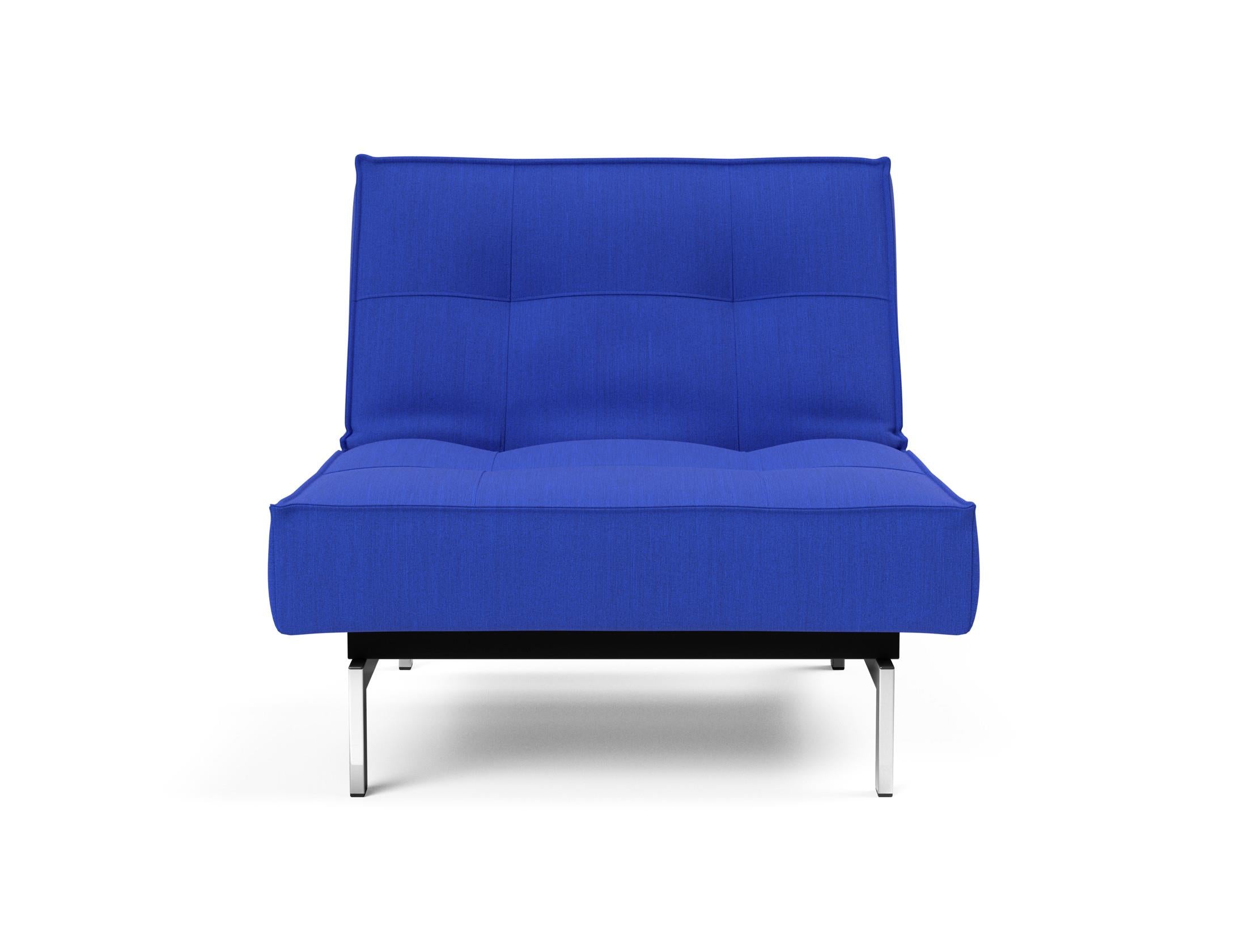 Eleganter Splitback Sessel von Innovation Living, ausgestattet mit einem stilvollen Chromgestell für zeitgemässen Komfort und Design.