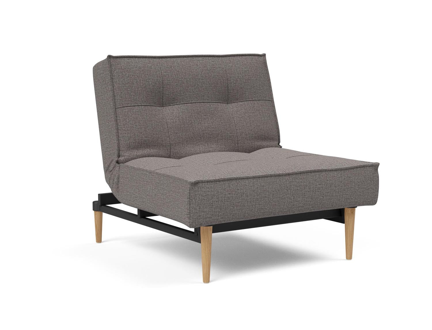 Entdecken Sie den eleganten Splitback Styletto Sessel von Innovation Living – ein modernes Design mit Eichenbeinen, das Komfort und Flexibilität für Ihr Zuhause bietet.