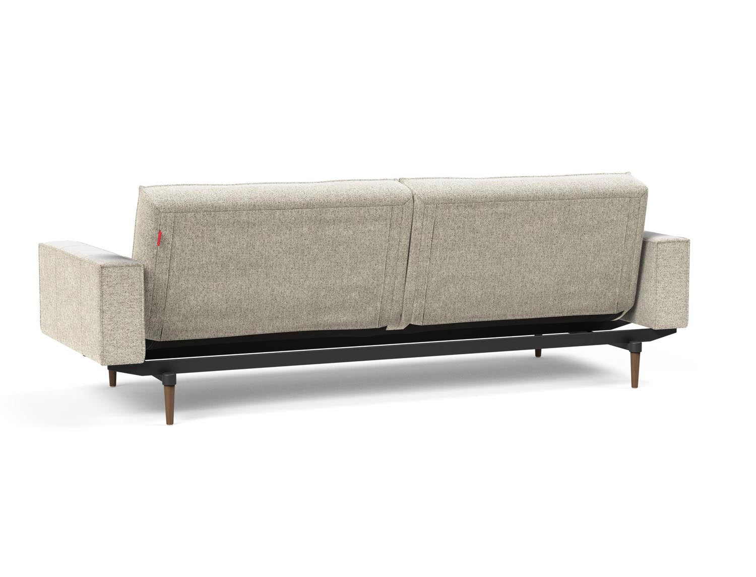 Entdecken Sie das Splitback Sofabett 115 Styletto von Innovation Living – ein elegantes Möbelstück mit Armlehnen, das Funktionalität und Stil vereint.