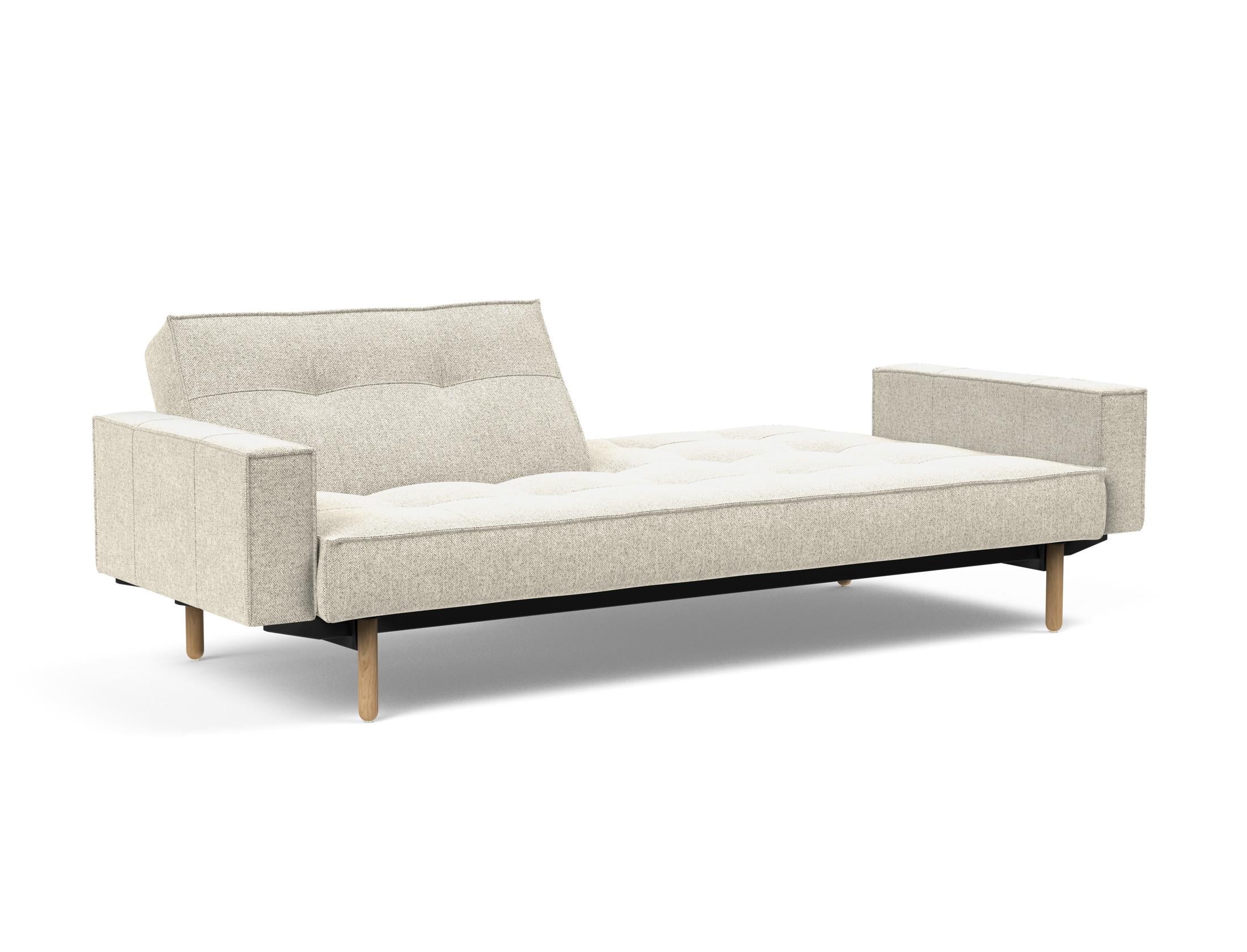 Entdecken Sie das Splitback Sofabett 115 Stem von Innovation Living: Ein elegantes Schlafsofa mit Armlehnen, das Funktionalität und Stil vereint.