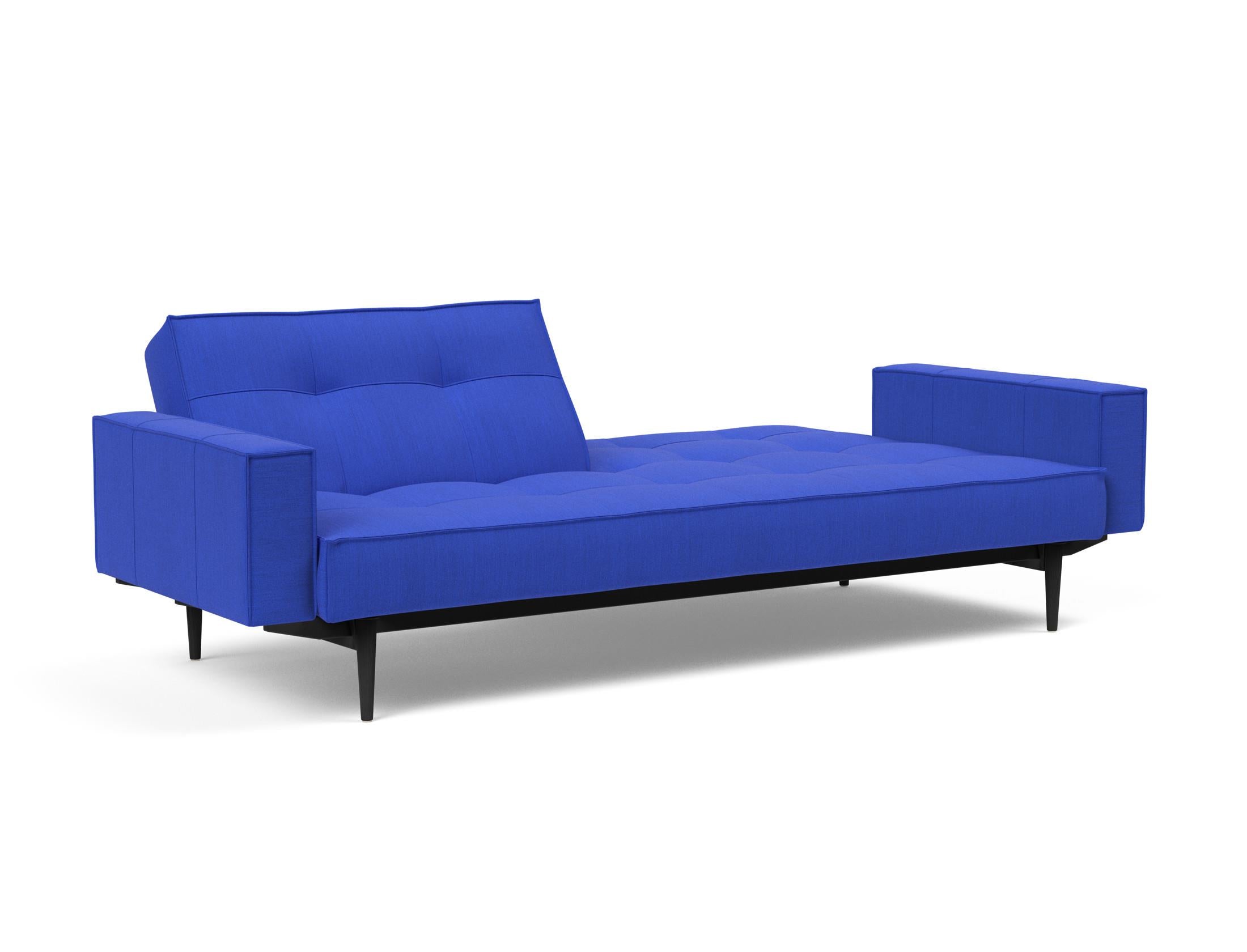 Das Splitback Sofabett 115 Styletto mit Armlehnen von Innovation Living bietet Funktionalität, modernes Design und hohen Schlafkomfort.