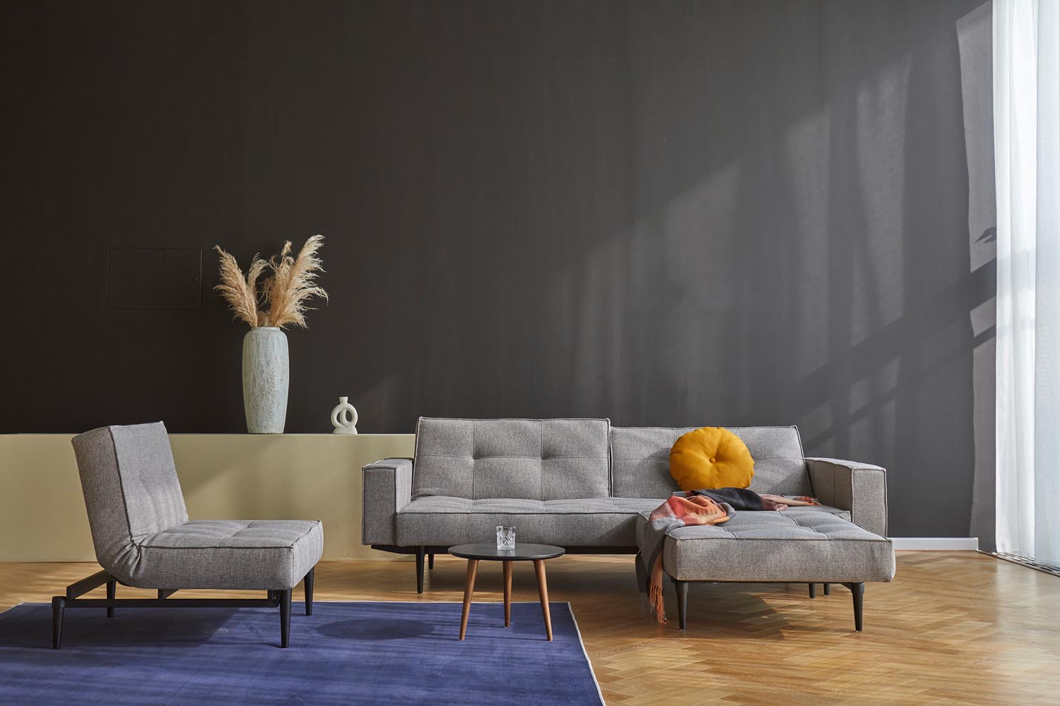 Das Splitback Sofabett 115 Styletto vereint elegantes Design mit praktischer Funktionalität. Ideal für Wohnzimmer und Gästezimmer.