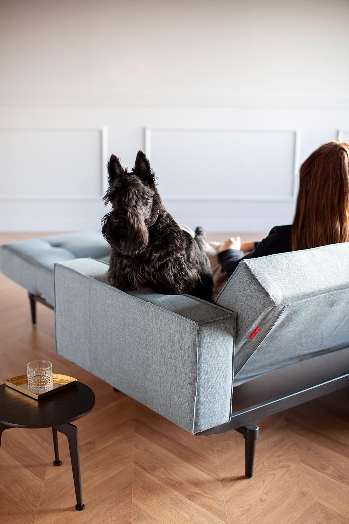 Das Splitback Sofabett 115 Styletto vereint elegantes Design mit praktischer Funktionalität. Ideal für Wohnzimmer und Gästezimmer.