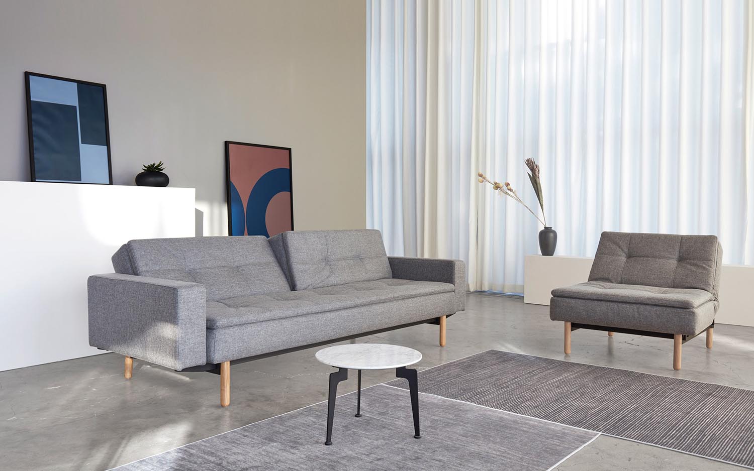 Das Dublexo Stem Schlafsofa 115 mit Armlehnen vereint stilvolles Design und vielseitige Nutzung. Ideal für kleine Räume und Übernachtungsgäste.