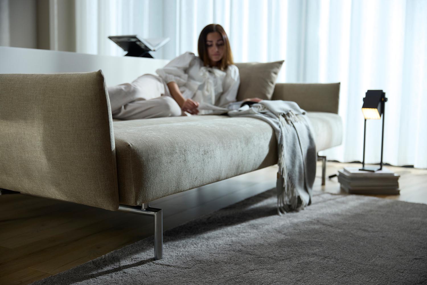 Erleben Sie das Jillis Schlafsofa mit Armlehnen von Innovation Living – stilvolles Design trifft auf hohen Komfort und vielseitige Funktionalität.