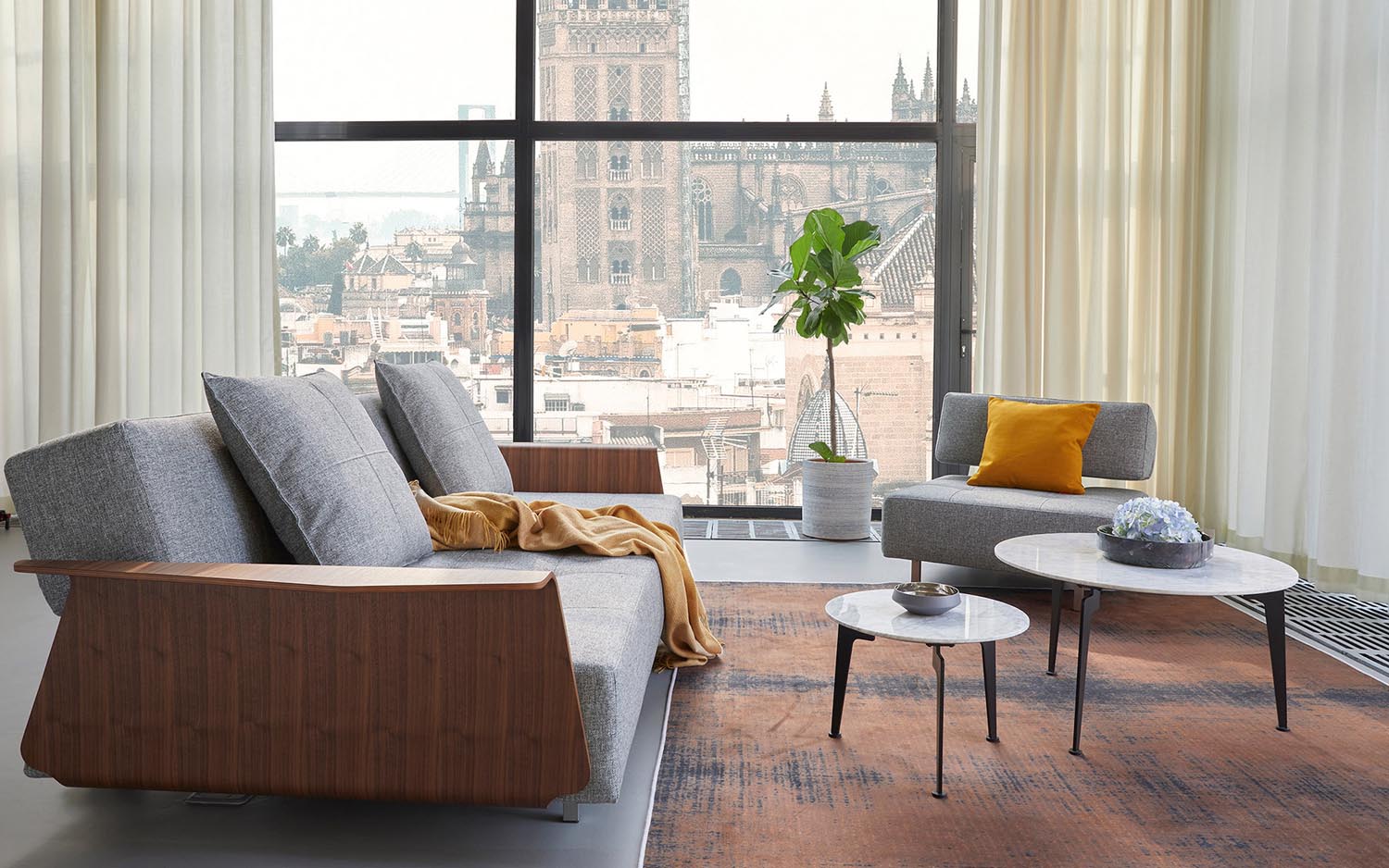 Erleben Sie das Long Horn D.E.L. Schlafsofa mit Armlehnen von Innovation Living – stilvoll, funktional und ideal für entspannte Nächte.