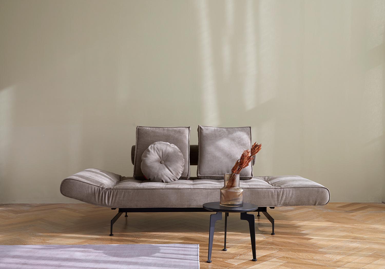 Erleben Sie das Ghia Klappsofa 80 Laser von Innovation Living – modernes Design trifft auf vielseitige Nutzung und hervorragenden Schlafkomfort.