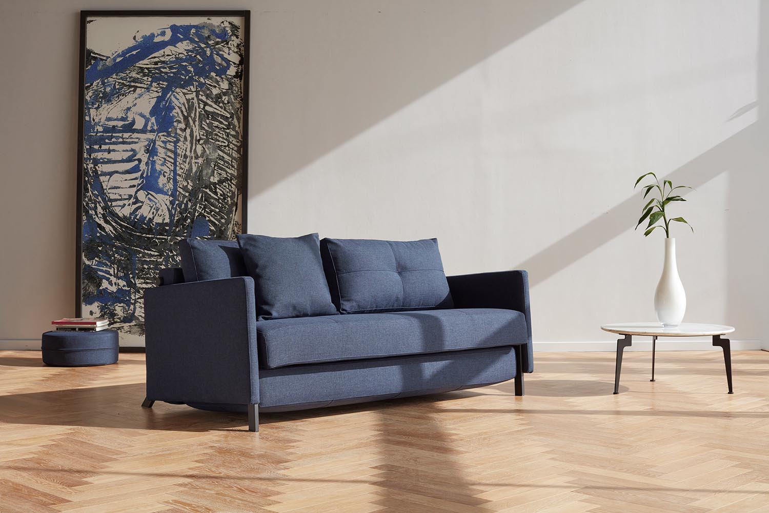 Erleben Sie das Cubed Klappsofa 140 von Innovation Living – ein elegantes, platzsparendes Sofa mit Armlehnen, das sich mühelos in ein bequemes Bett verwandelt.