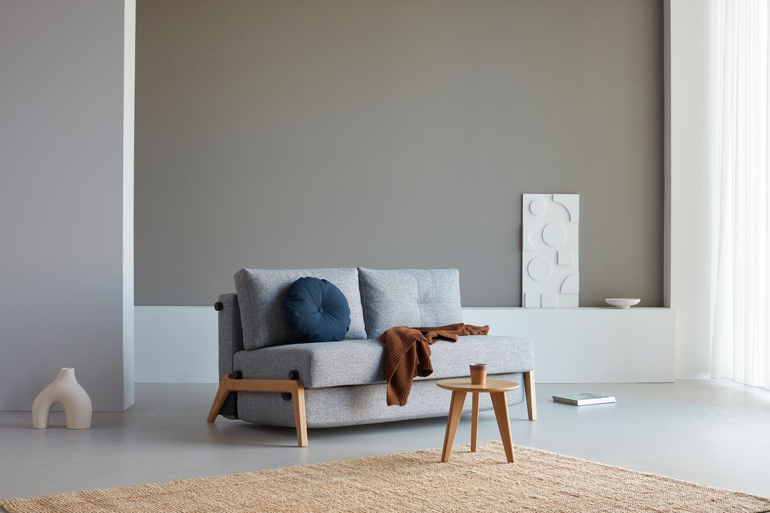 Cubed Klappsofa 140: Kompaktes Design trifft Funktionalität – verwandelt sich mühelos in ein komfortables Bett mit praktischem Stauraum.