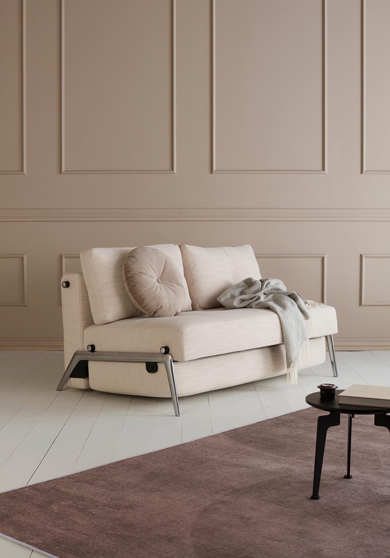 Cubed Klappsofa 140: Stilvolles Sofa mit cleverem Klappmechanismus. Ideal für kleine Räume, bietet Komfort und praktischen Stauraum.