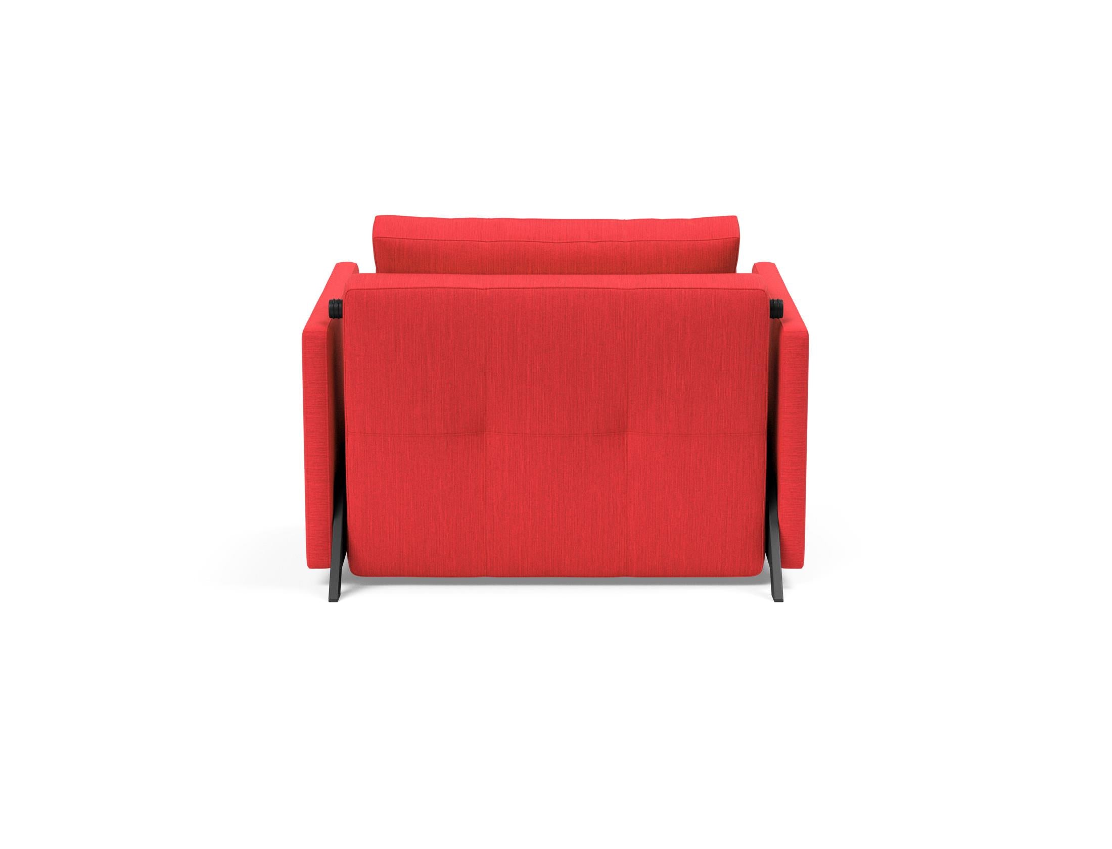 Entdecken Sie den Cubed Sessel 90 mit Armlehnen von Innovation Living – stilvoll, bequem und wandelbar in ein Bett für Gäste.