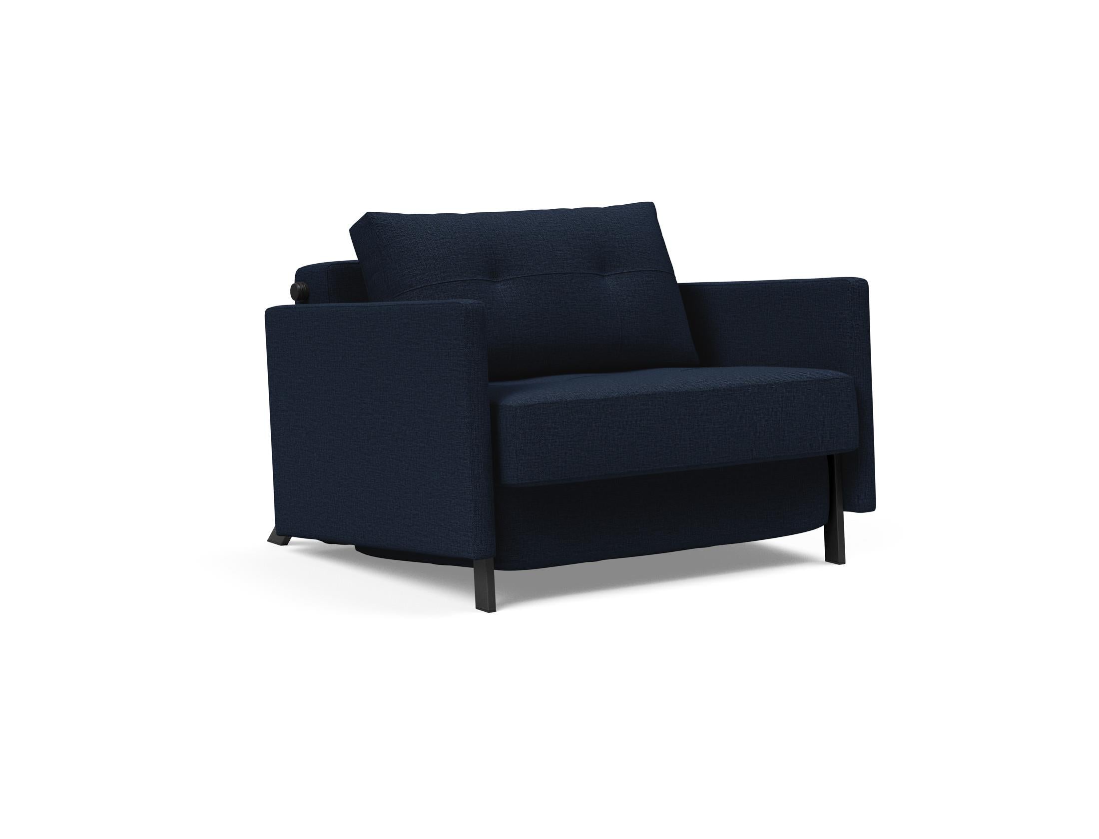 Entdecken Sie den Cubed Sessel 90 mit Armlehnen von Innovation Living – stilvoll, bequem und wandelbar in ein Bett für Gäste.