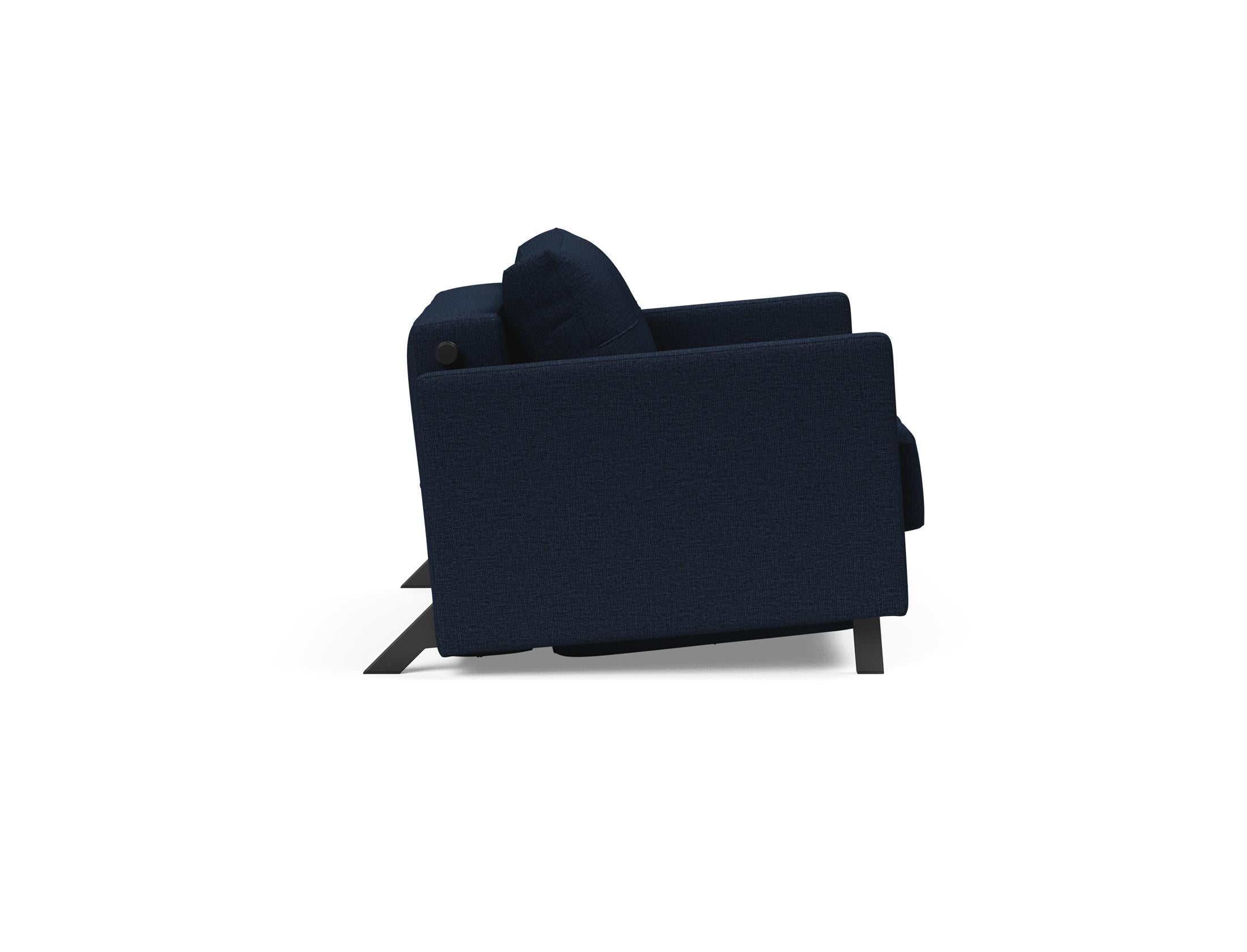 Erleben Sie den Cubed Sessel 90 mit Armlehnen von Innovation Living – ein eleganter, ergonomischer Sessel, der sich mühelos in ein Bett verwandelt.