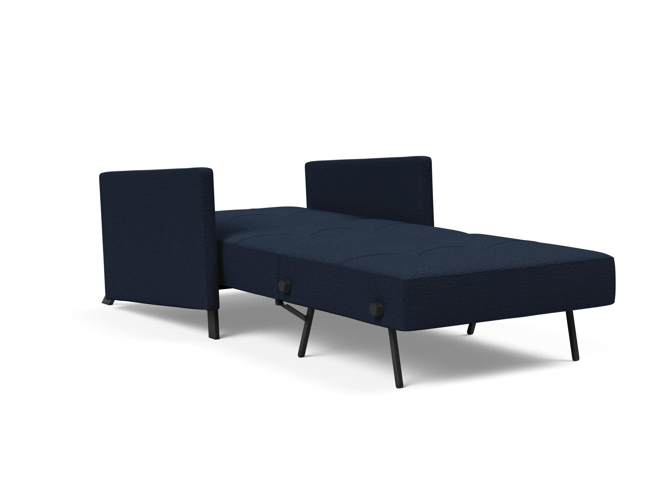 Entdecken Sie den vielseitigen Cubed Sessel 90 mit Armlehnen von Innovation Living – stilvoll, bequem und wandelbar in ein Bett für Gäste.