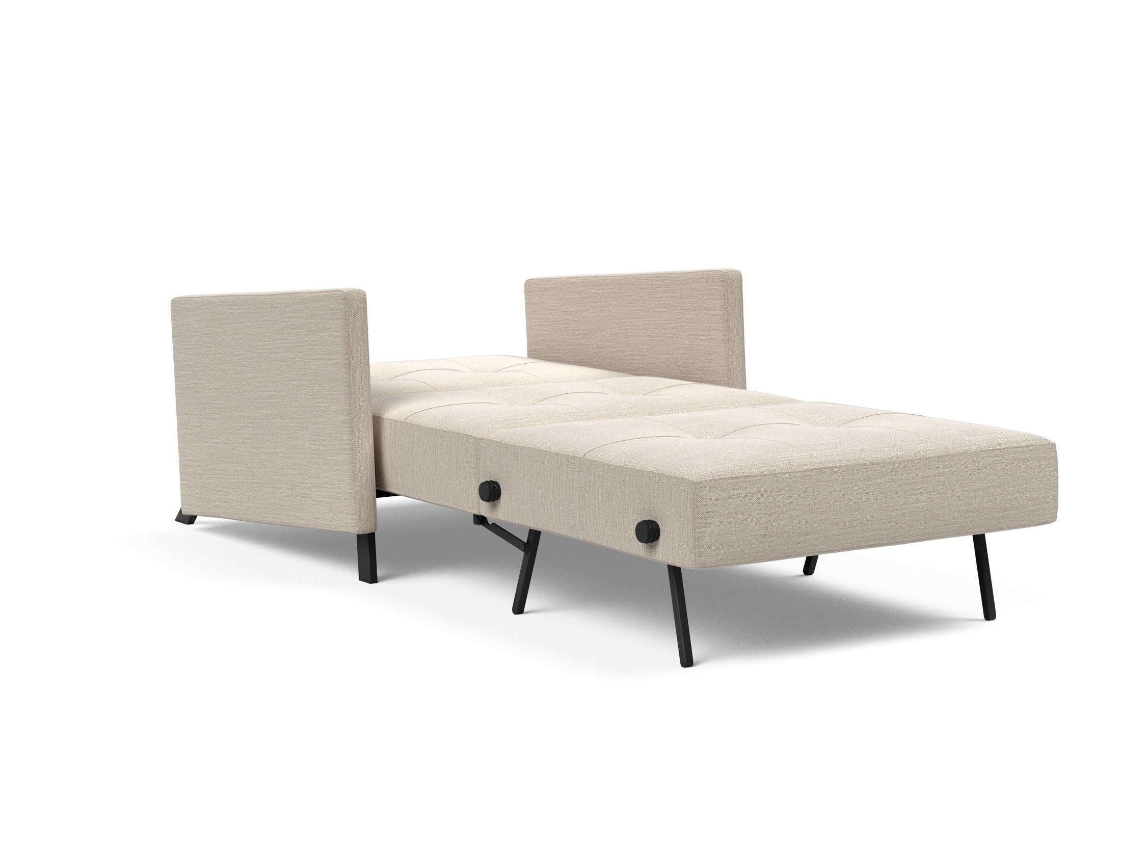 Entdecken Sie den Cubed Sessel 90 mit Armlehnen von Innovation Living – modern, vielseitig und bequem. Ideal für Wohnzimmer und Gästezimmer!