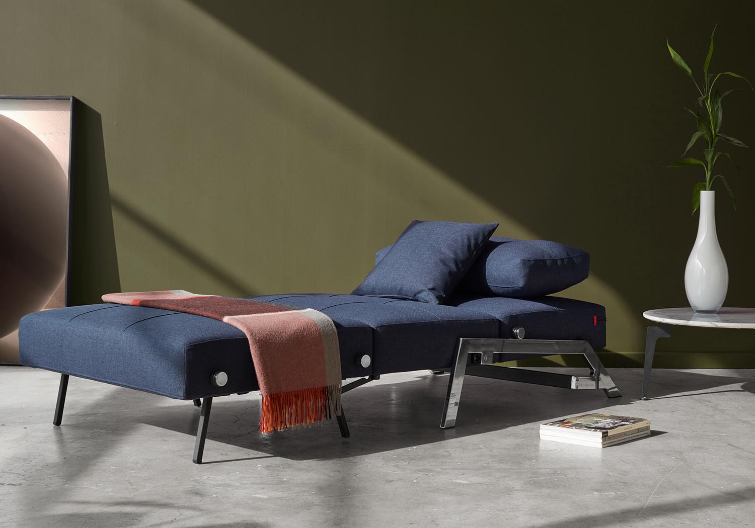 Erleben Sie den Cubed Sessel 90 von Innovation Living – ein stilvoller, kompakter Sessel, der sich mühelos in ein Bett verwandelt und praktischen Stauraum bietet.