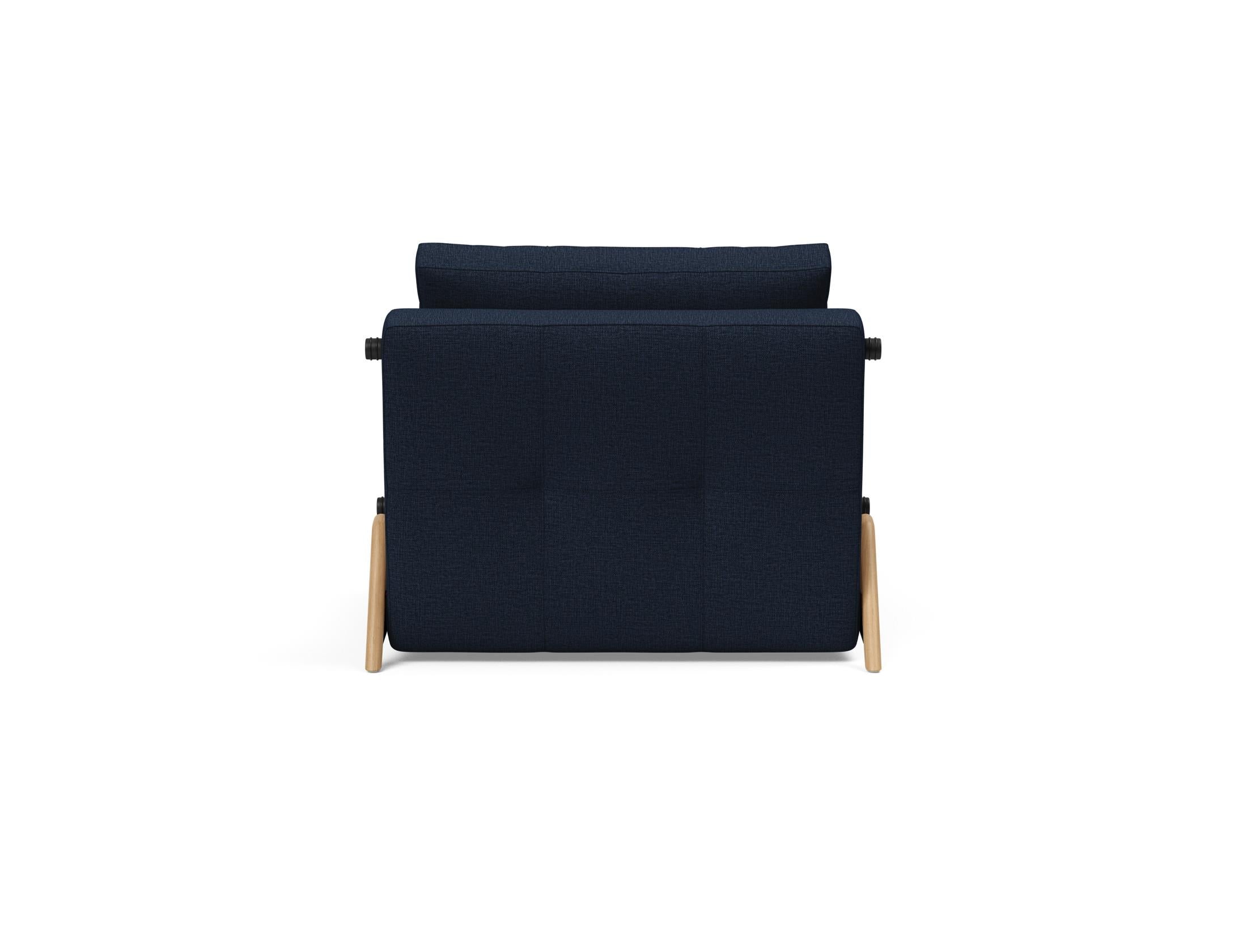 Entdecken Sie den Cubed Sessel 90 von Innovation Living: Ein eleganter, multifunktionaler Sessel mit cleverem Stauraum und einfacher Umwandlung in ein Bett.