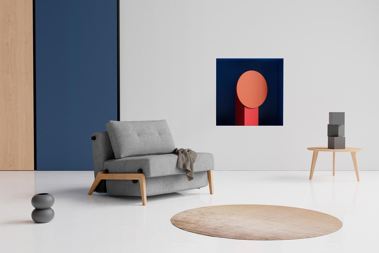 Erleben Sie den Cubed Sessel 90 von Innovation Living: Ein stilvoller, platzsparender Sessel mit cleverer Bettfunktion und integriertem Stauraum.