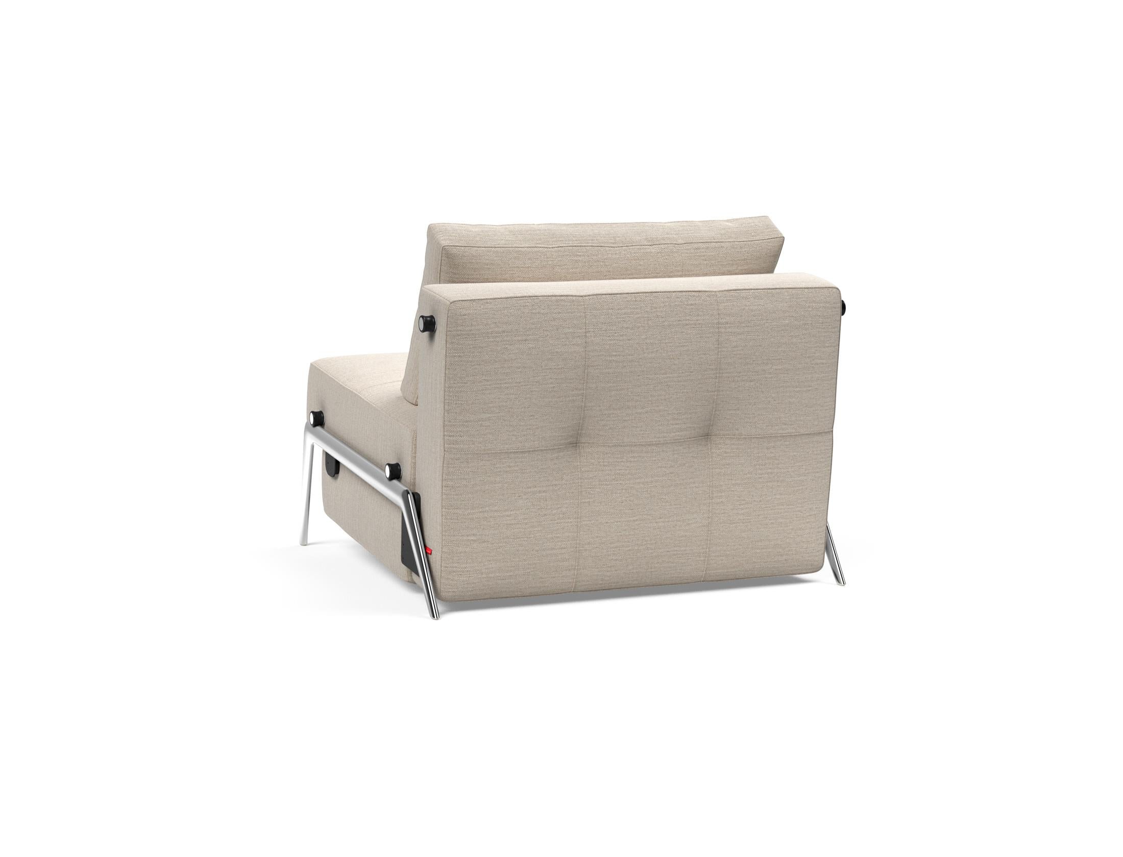 Erleben Sie den Cubed Sessel 90 von Innovation Living: Ein stilvoller, platzsparender Sessel mit cleverer Bettfunktion und integriertem Stauraum.