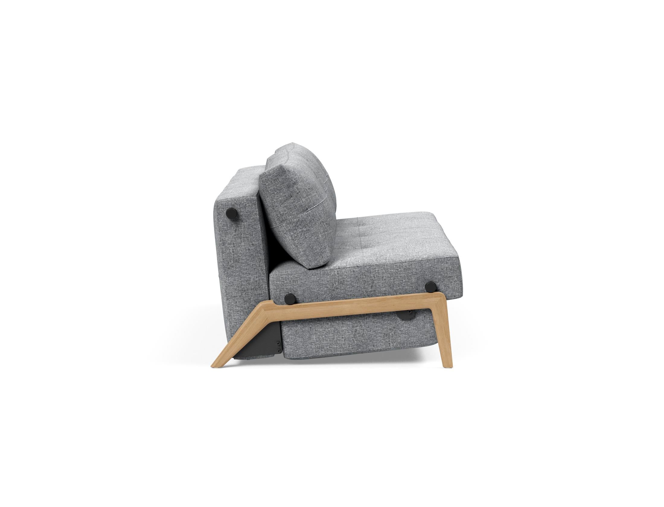 Entdecken Sie das Cubed Klappsofa 160 von Innovation Living – ein elegantes, funktionales Sofa, das sich mühelos in ein Bett verwandelt und ideal für kompakte Wohnräume ist.