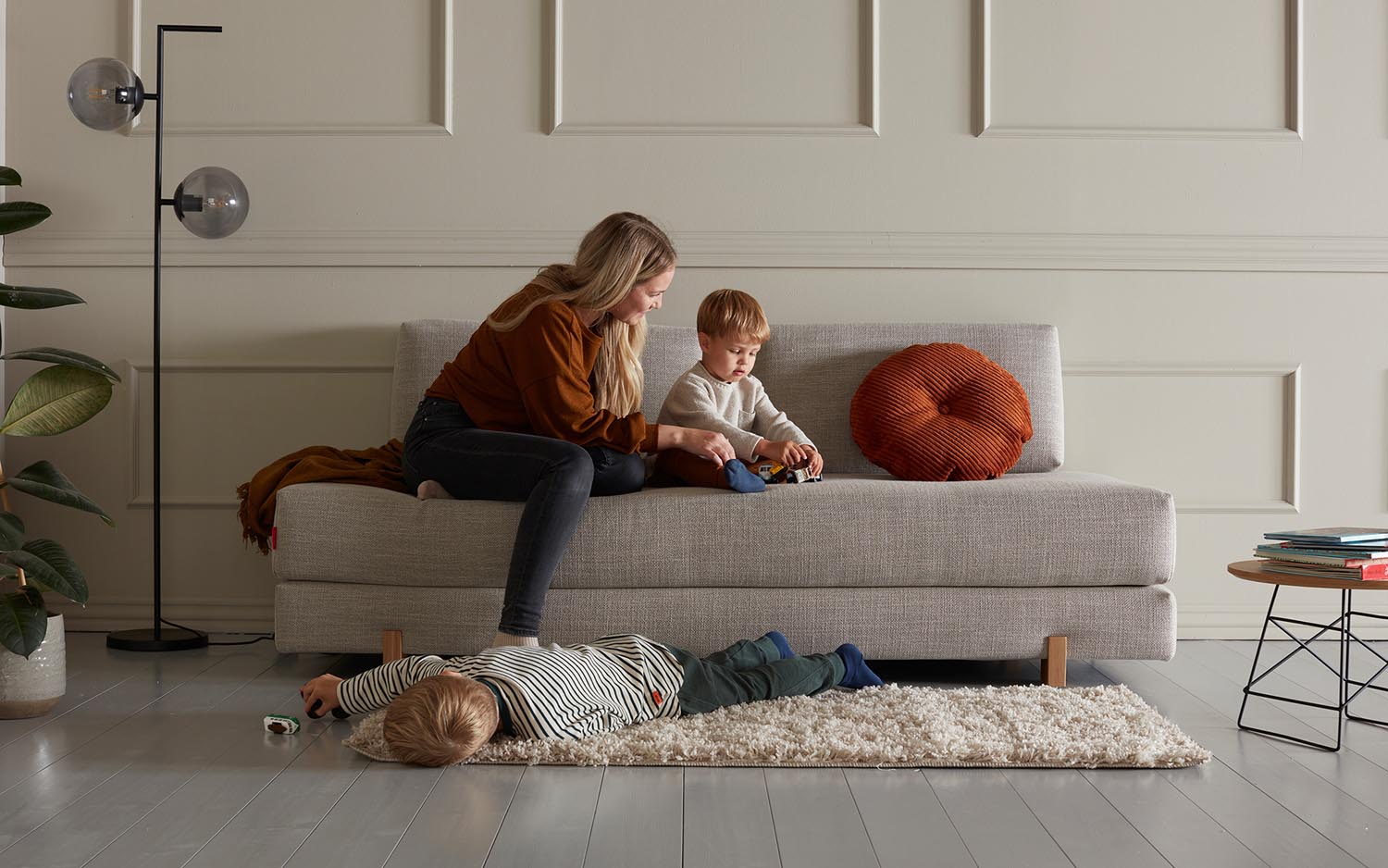 Entdecken Sie das Sigmund Bettsofa von Innovation Living: Eleganz trifft Funktionalität für ein gemütliches Zuhause.