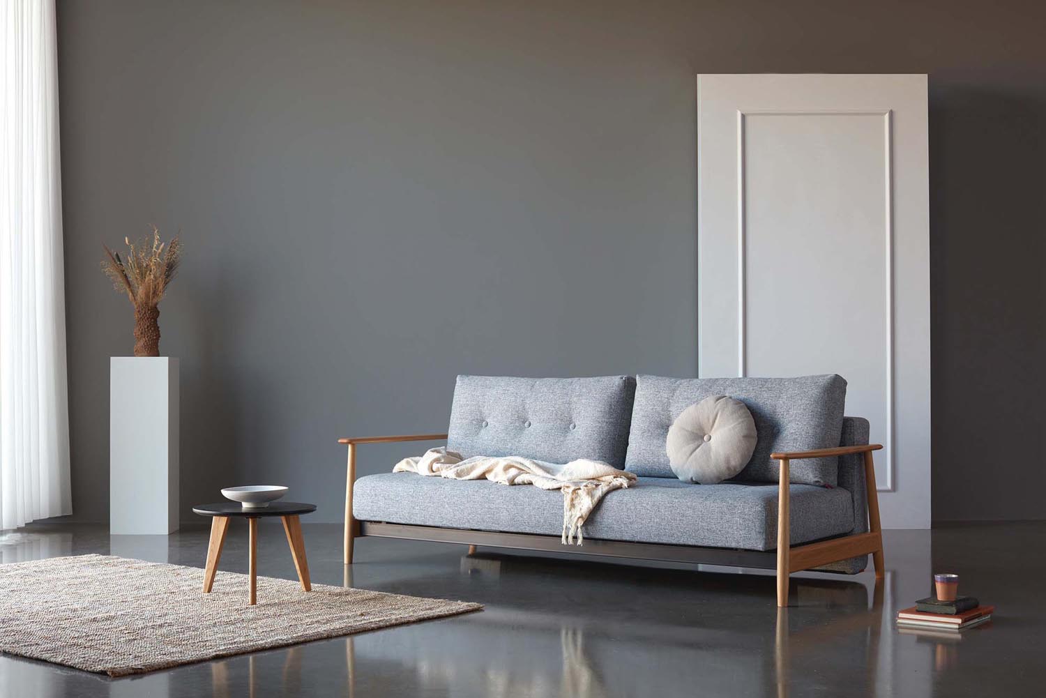 Erleben Sie das Eluma Bettsofa 140 von Innovation Living: Eleganz trifft auf Funktionalität, ideal für Gäste und kleine Räume.