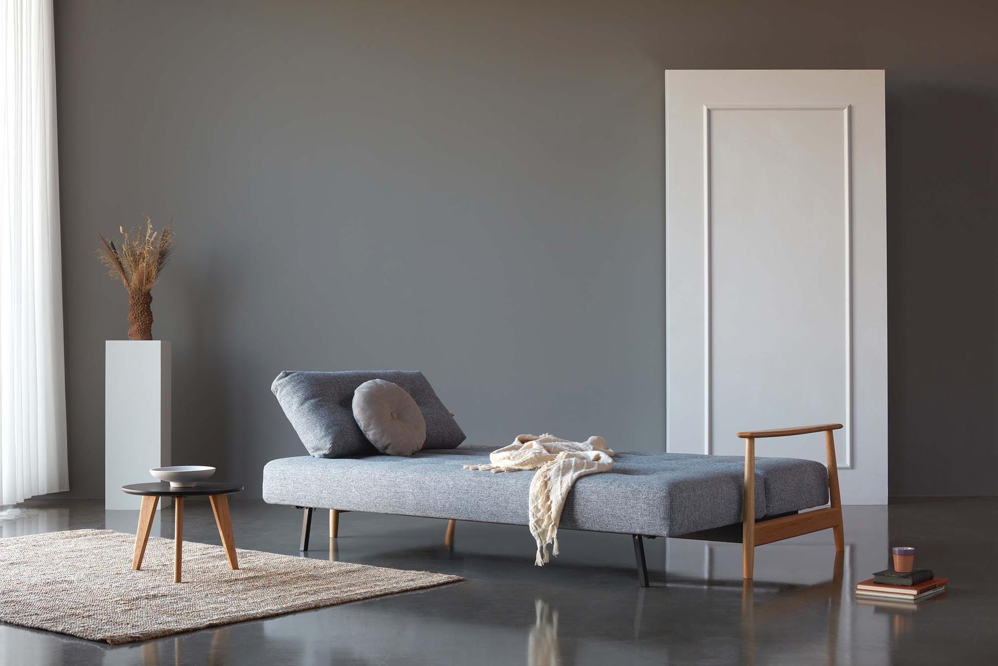 Entdecken Sie das Eluma Bettsofa 140 von Innovation Living: Stilvolles Design und praktische Nutzung für jeden Raum, perfekt für Übernachtungsgäste.