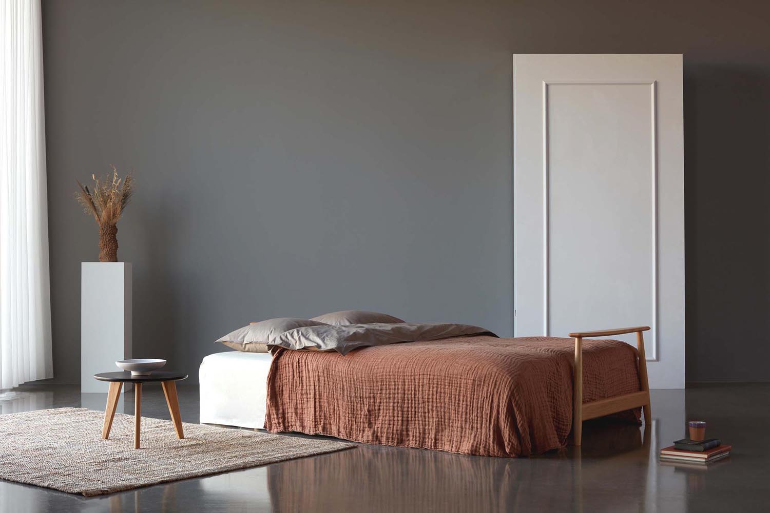 Das Eluma Bettsofa 140 von Innovation Living vereint modernes Design mit Funktionalität – ideal für kleine Räume und spontane Übernachtungen.