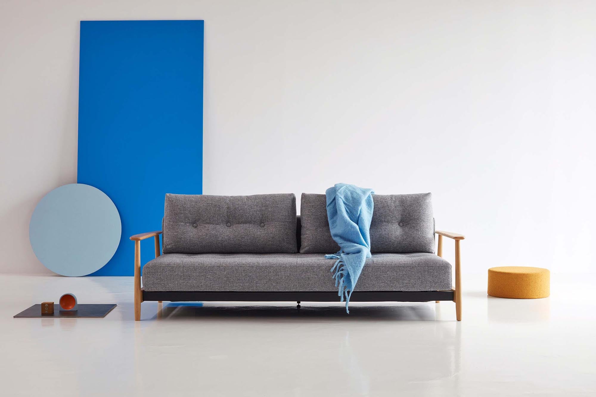 Das Eluma Bettsofa 140 von Innovation Living bietet stilvolle Flexibilität und Komfort, perfekt für Gäste und platzsparende Wohnlösungen.