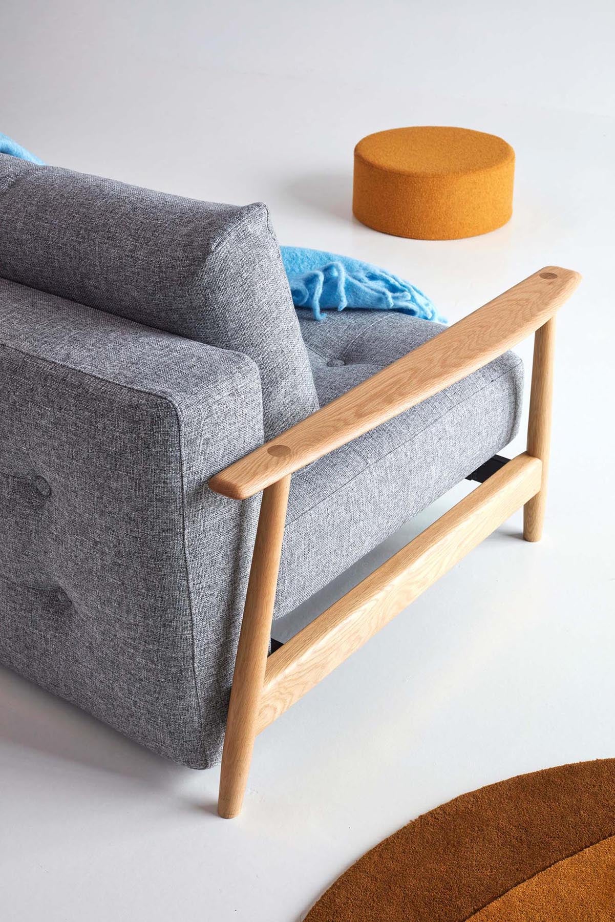 Das Eluma Bettsofa 140 von Innovation Living vereint modernes Design mit praktischer Funktionalität, ideal für kleine Räume und Übernachtungsgäste.