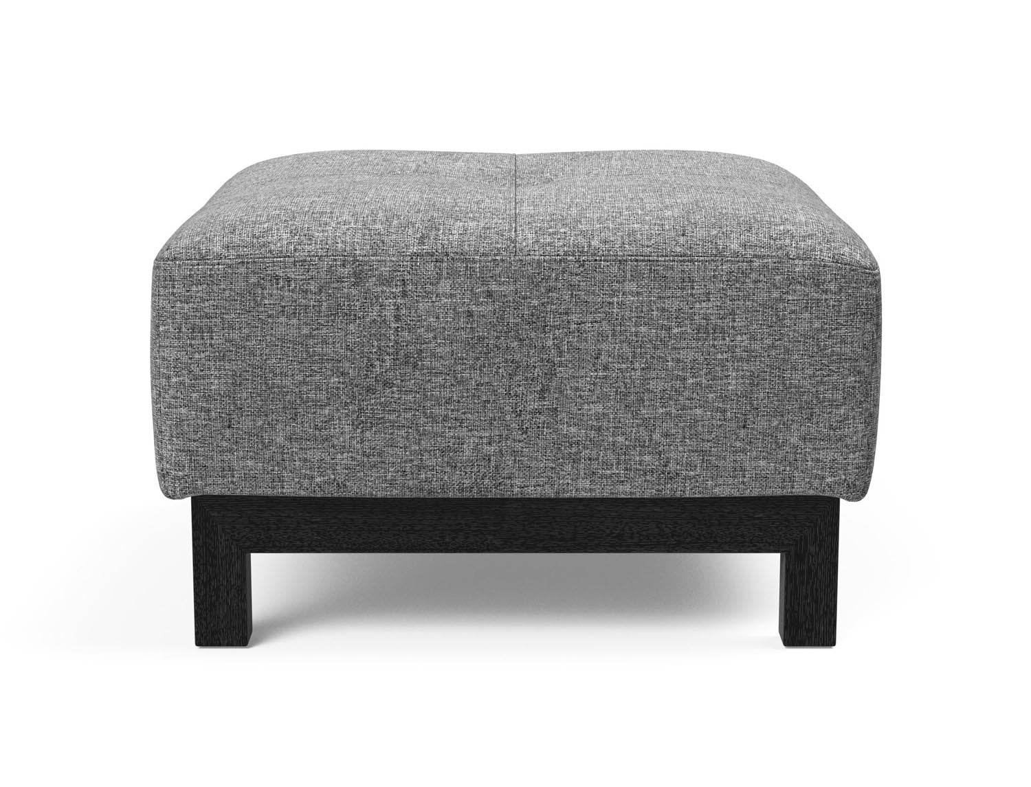 Entdecken Sie die Bifrost D.E.L. Ottoman von Innovation Living – stilvolles Design aus schwarzer Eiche, vielseitig einsetzbar und perfekt kombinierbar.