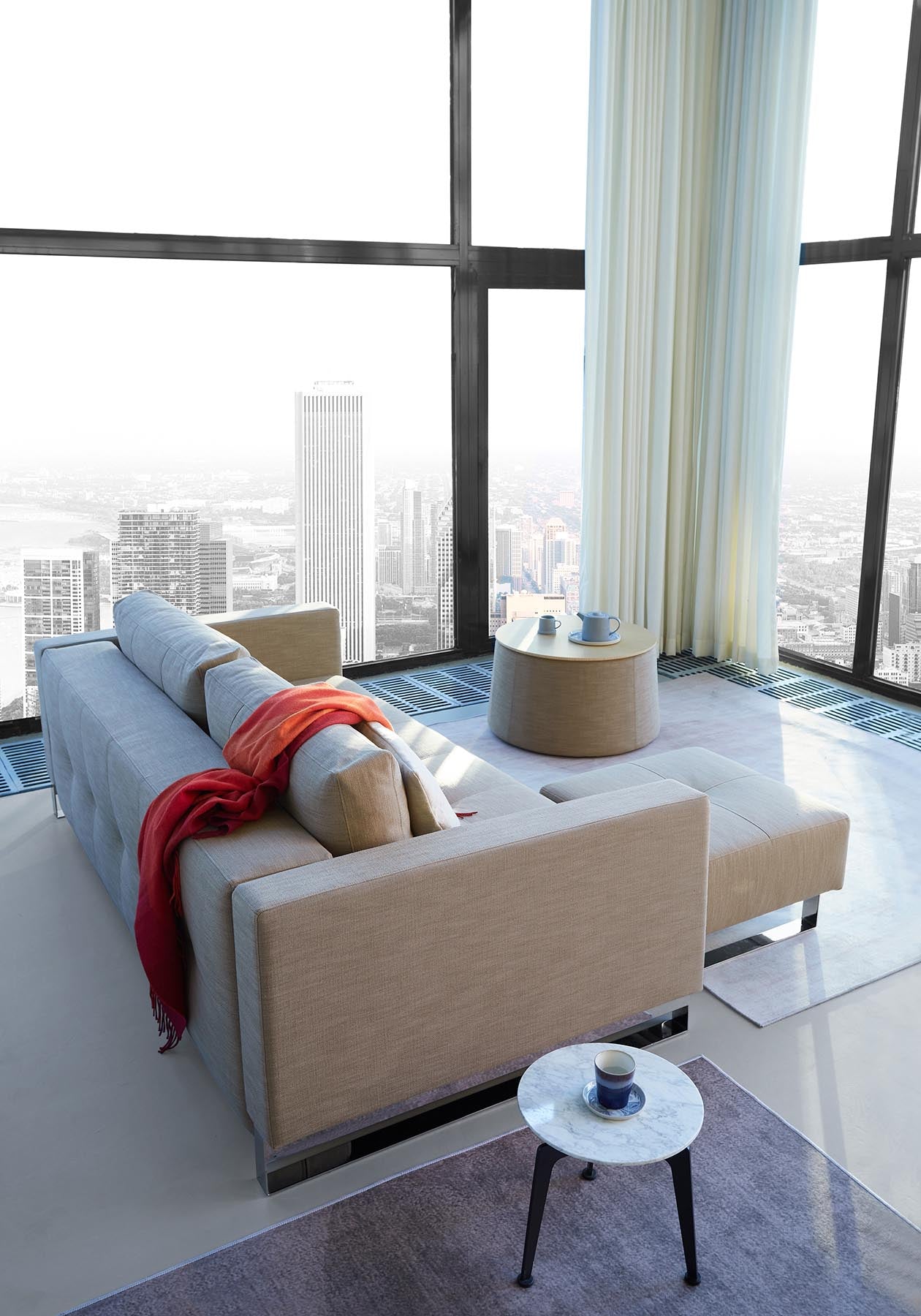 Das Cassius D.E.L. Schlafsofa von Innovation Living vereint modernes Design mit Funktionalität – ideal für Gäste und stilvolle Wohnräume.