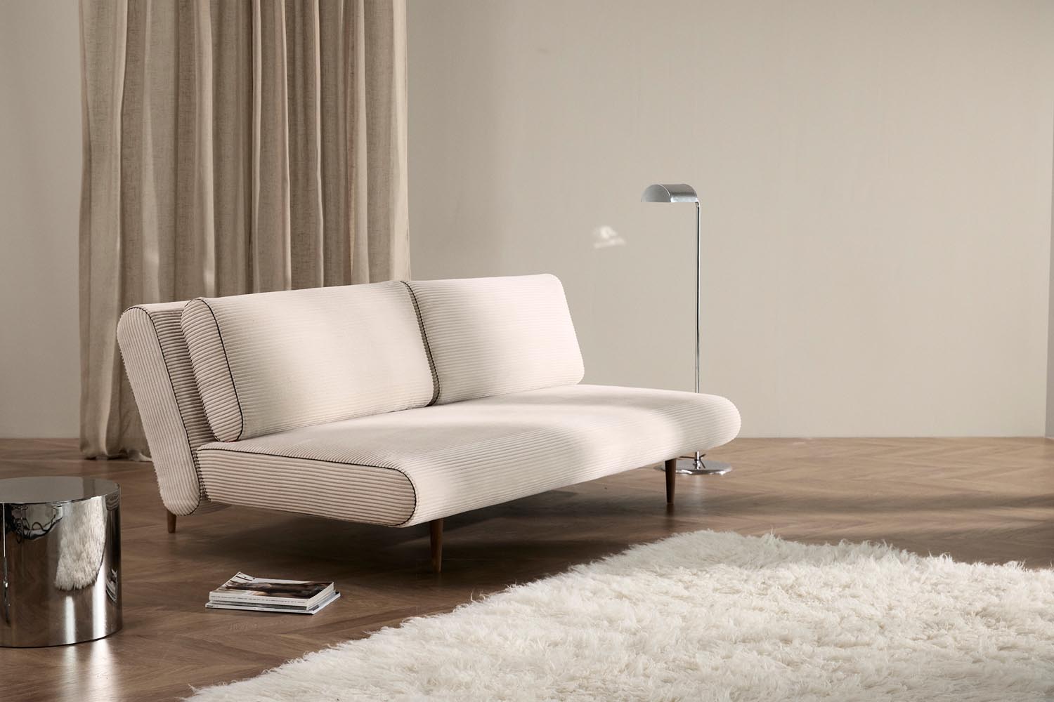 Erleben Sie das Unfurl Lounger von Innovation Living – ein vielseitiges Möbelstück, das Schlafkomfort und modernes Design harmonisch vereint.