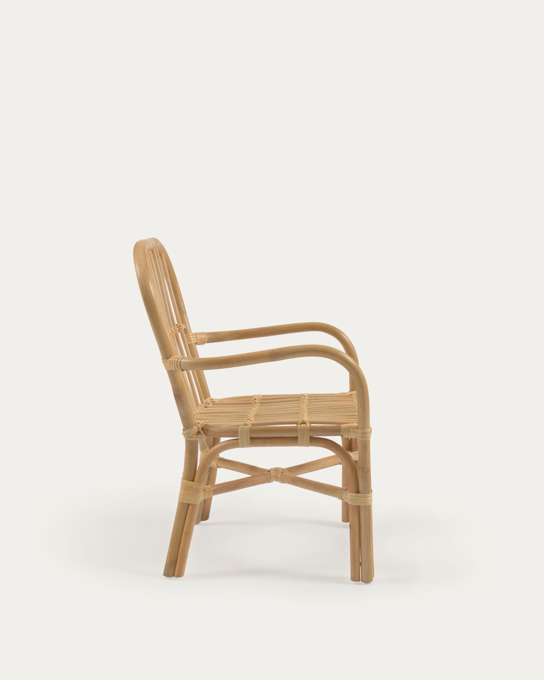 Ein handgefertigter Rattan-Kinderstuhl, der mit seiner natürlichen Eleganz und Stabilität jedes Kinderzimmer bereichert.