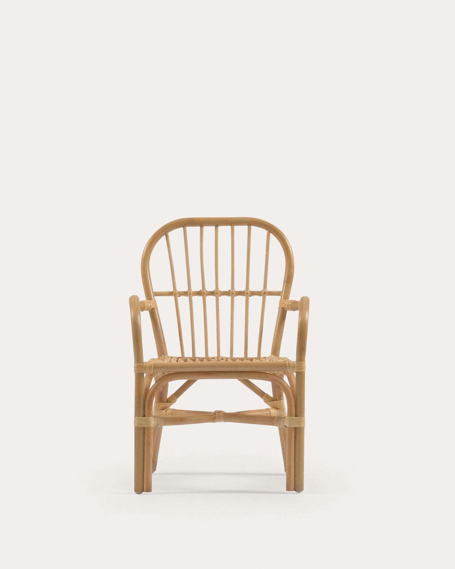 Der Marzieh Kinderstuhl aus Rattan von Kave Home kombiniert Stil und Funktionalität, ideal für Kinderzimmer und Spielbereiche.