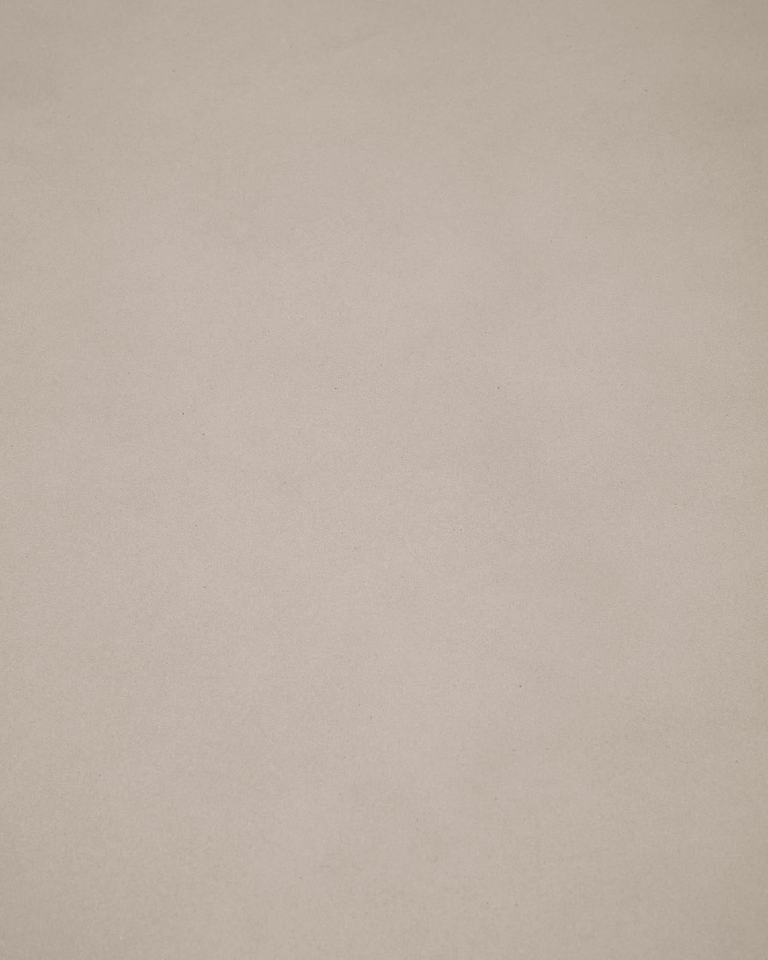 Der Taimi Gartentisch (Ø 110 cm) von Kave Home kombiniert minimalistisches Design mit robustem Zement und einem stabilen Holzgestell – ideal für stilvolle Outdoor-Bereiche.