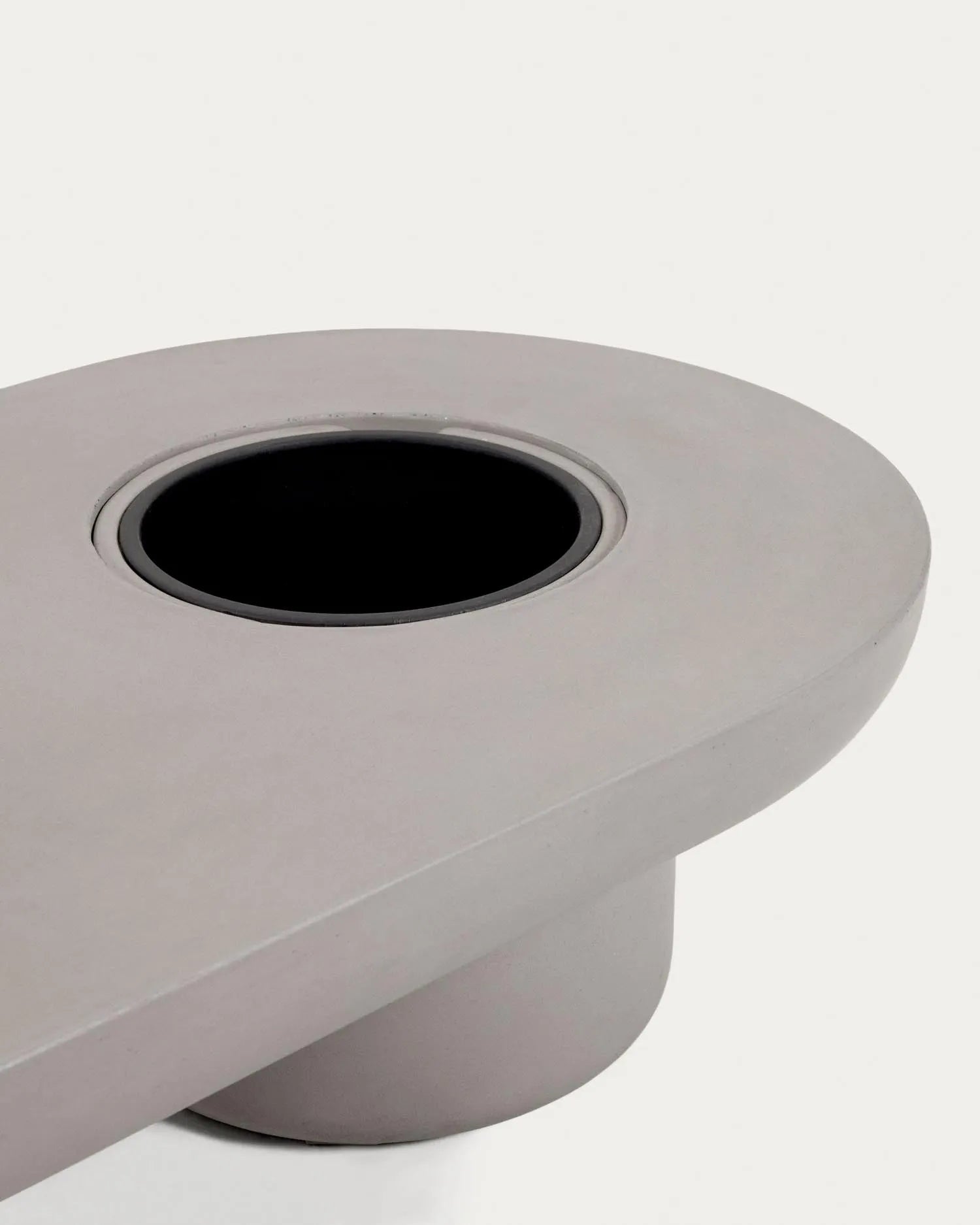 Taimi Outdoor Couchtisch aus Zement, Ø 140 cm, 60 cm hoch, modern und langlebig, perfekt für stilvolle Außenbereiche.