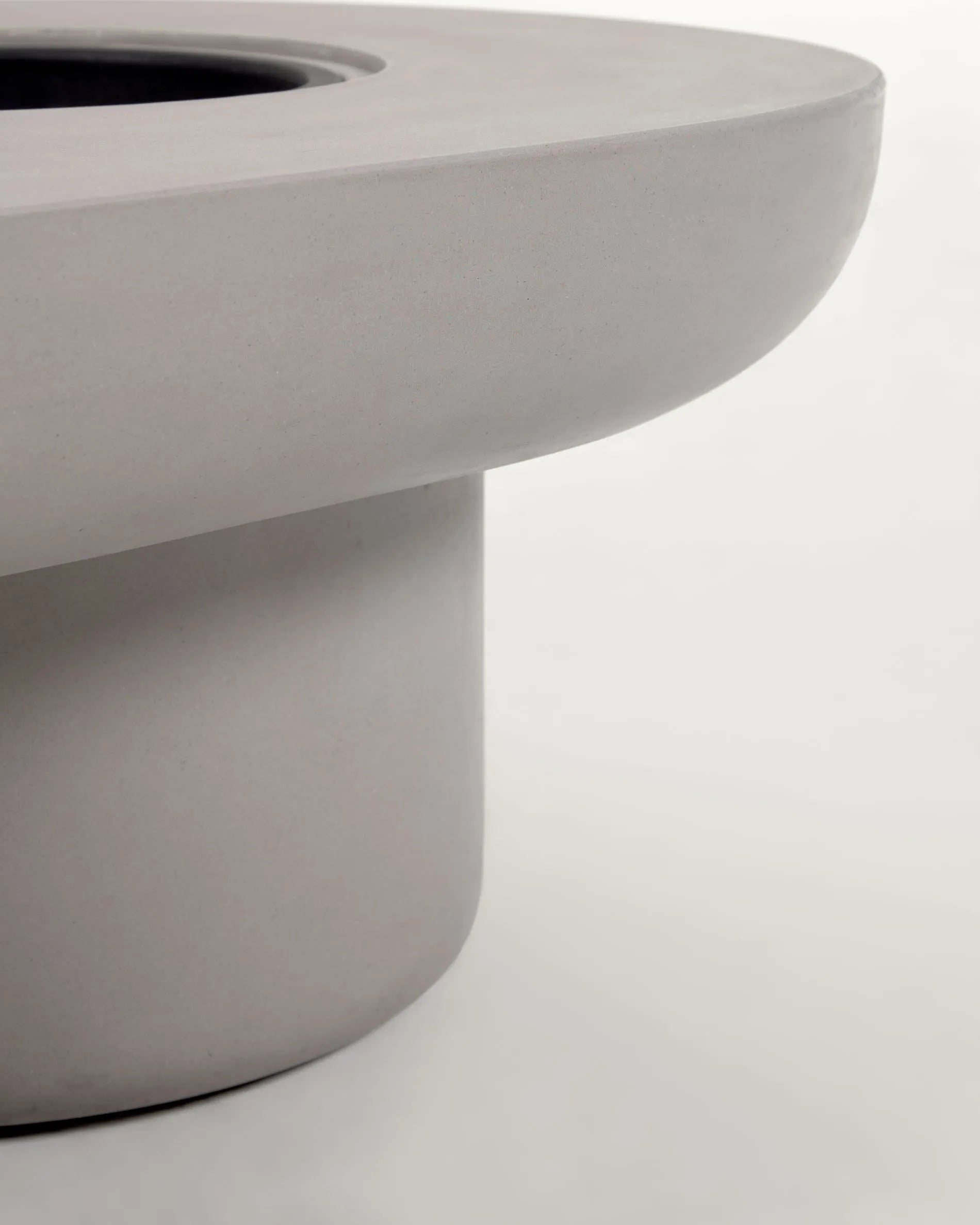 Moderner Taimi Outdoor Couchtisch aus Zement, Ø 140 cm, 60 cm hoch, robust und elegant, ideal für stilvolle Außenbereiche.