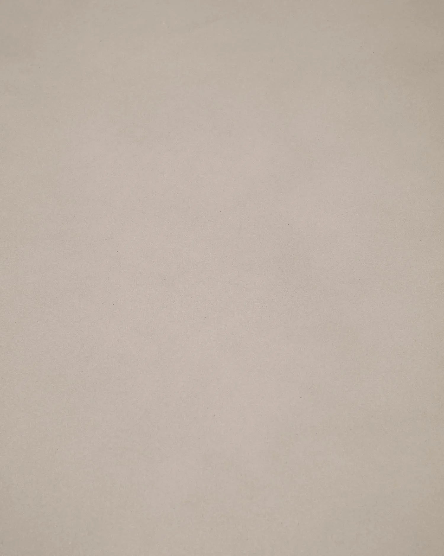 Der Taimi Outdoor Couchtisch: Eleganz und Robustheit vereint in einem modernen Zementdesign für stilvolle Außenbereiche.