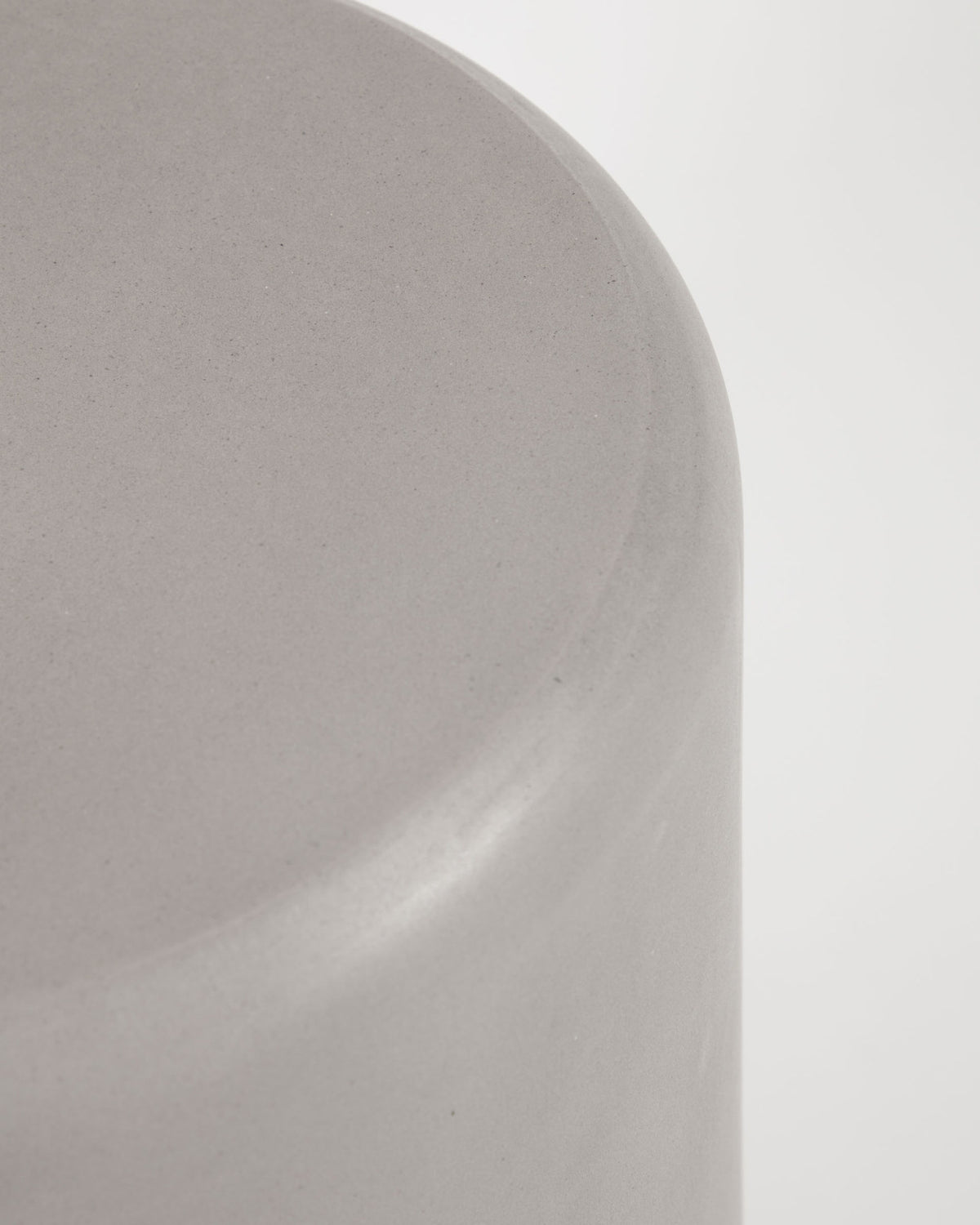 Taimi Outdoor Hocker aus Zement Ø 35 cm in Natur präsentiert im Onlineshop von KAQTU Design AG. Hocker Outdoor ist von Kave Home