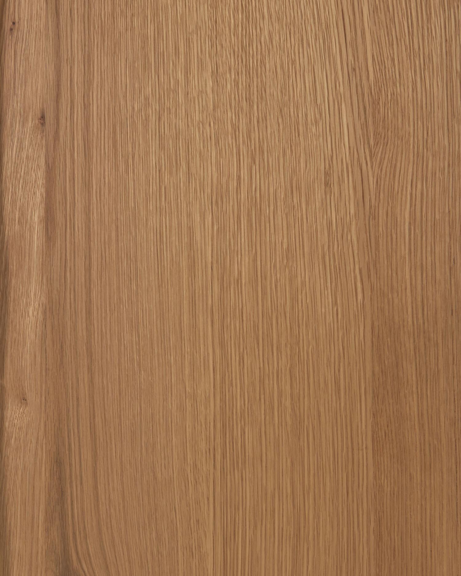 Elegantes Rasha Sideboard in Eichenfurnier, 180 x 71 cm. Vier Türen bieten großzügigen Stauraum und unterstreichen die natürliche Schönheit des Holzes.