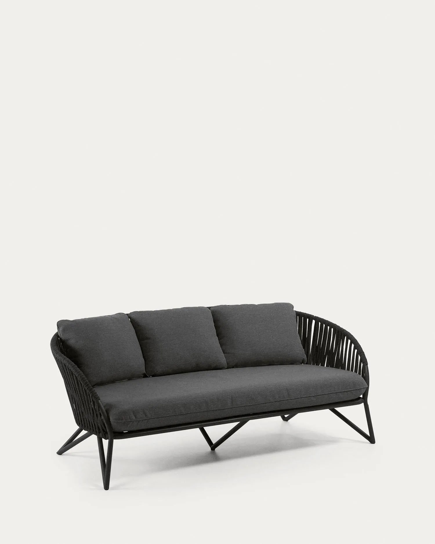 Das Branzie 3-Sitzer-Sofa von Kave Home, 180 cm, aus schwarzem Seil, kombiniert modernes Design mit Komfort für Ihr Zuhause.