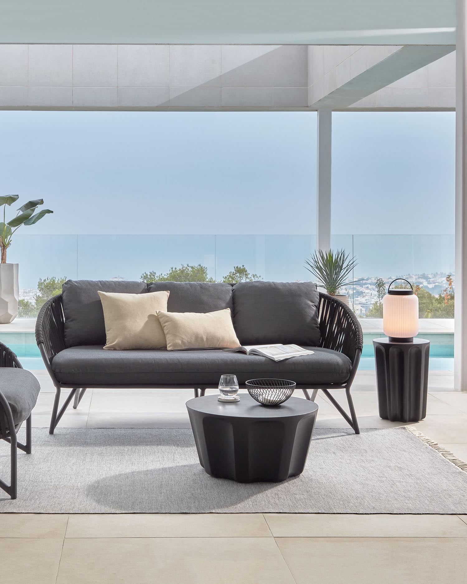 Das Branzie 3-Sitzer-Sofa von Kave Home, 180 cm, aus schwarzem Seil, bietet modernes Design und Komfort für stilvolle Wohnräume.