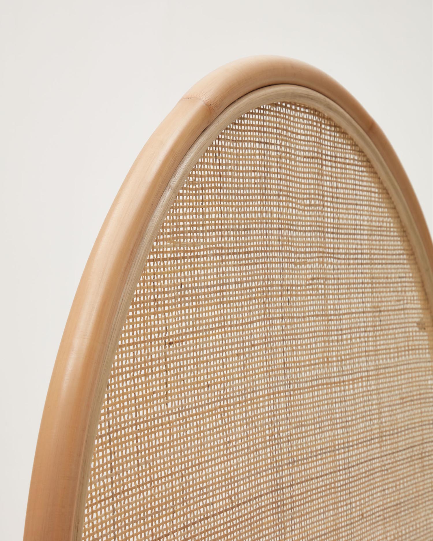 Quiterie Bettkopfteil aus Rattan, 90 cm Durchmesser. Natürliches Design, robust und nachhaltig. Perfekt für ein einladendes Schlafzimmer.