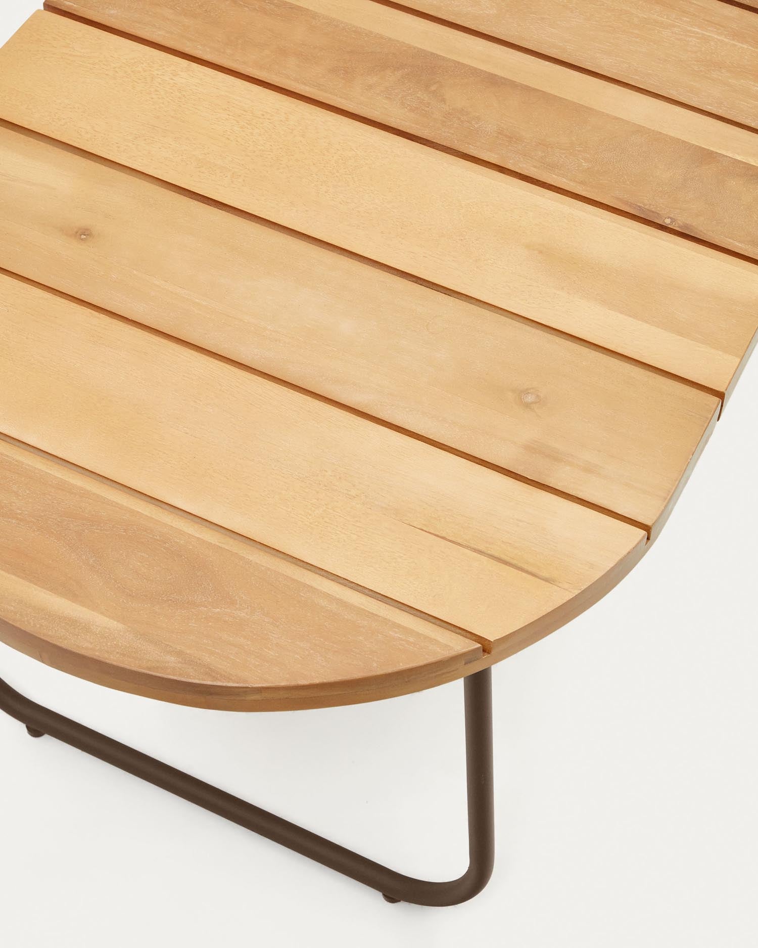 Stilvoller Couchtisch aus massivem Akazienholz mit robustem Stahlgestell und dekorativem Seil, perfekt für Ihre Outdoor-Lounge.