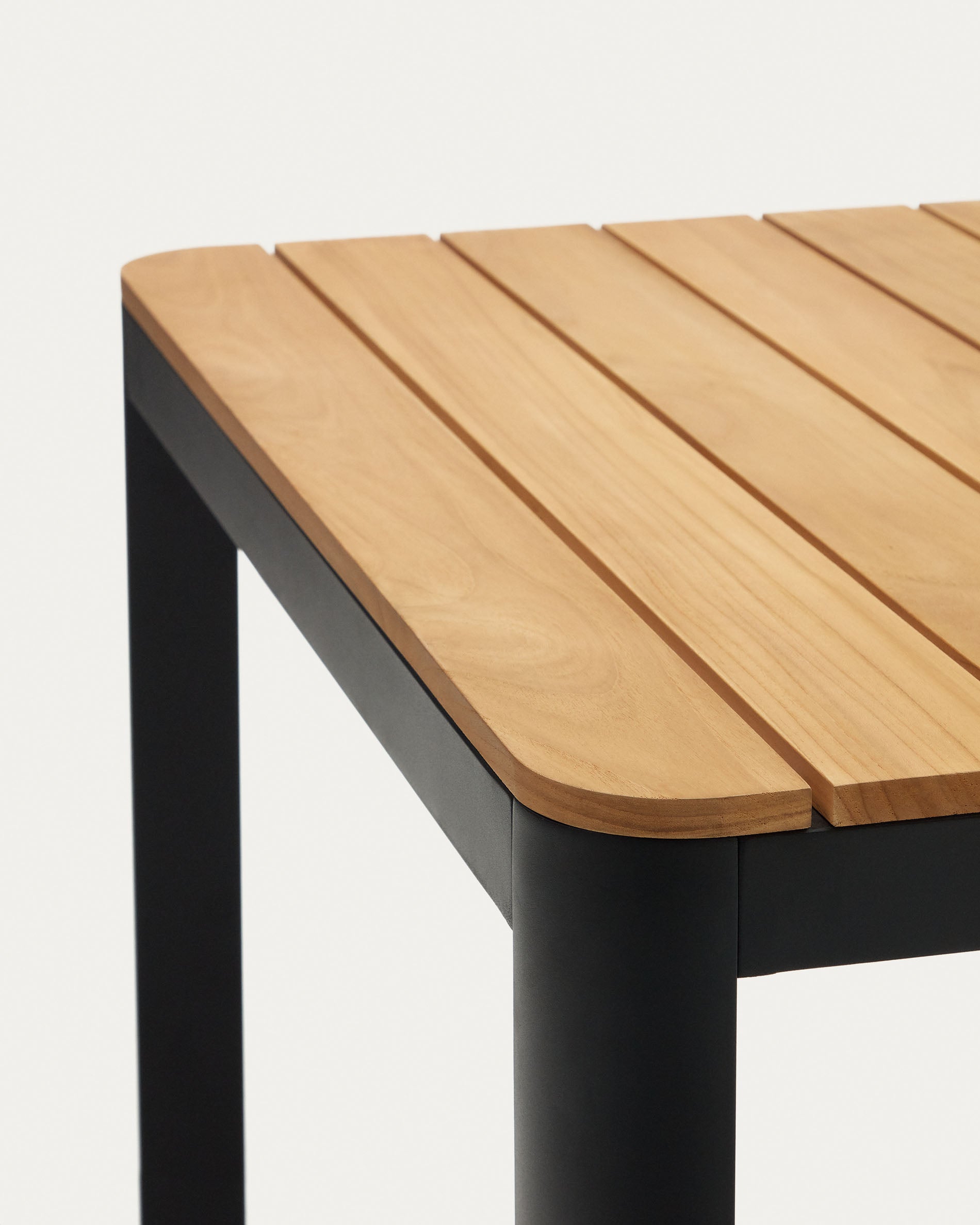 Robuster Gartentisch aus 100% Teakholz und Aluminium in Schwarz, perfekt für gesellige Stunden im Freien. Stil und Langlebigkeit vereint.