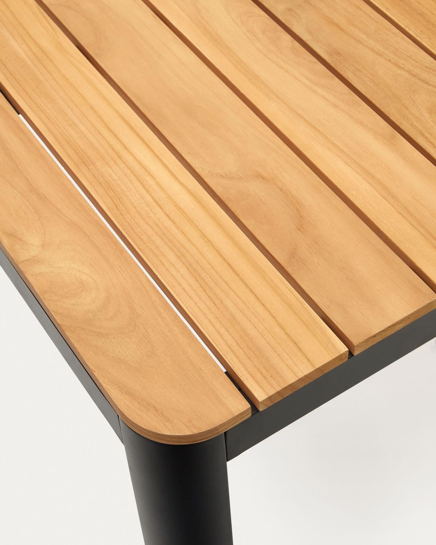 Eleganter Outdoor-Tisch aus massivem Teakholz und schwarzem Aluminium, ideal für gesellige Runden im Freien. Pflegeleicht und langlebig.