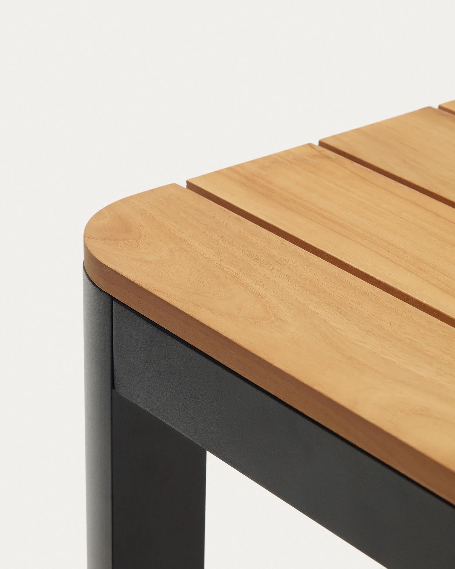 Stilvoller Gartentisch aus robustem Teakholz und Aluminium in Schwarz, perfekt für gesellige Momente im Freien. Pflegeleicht und wetterfest.