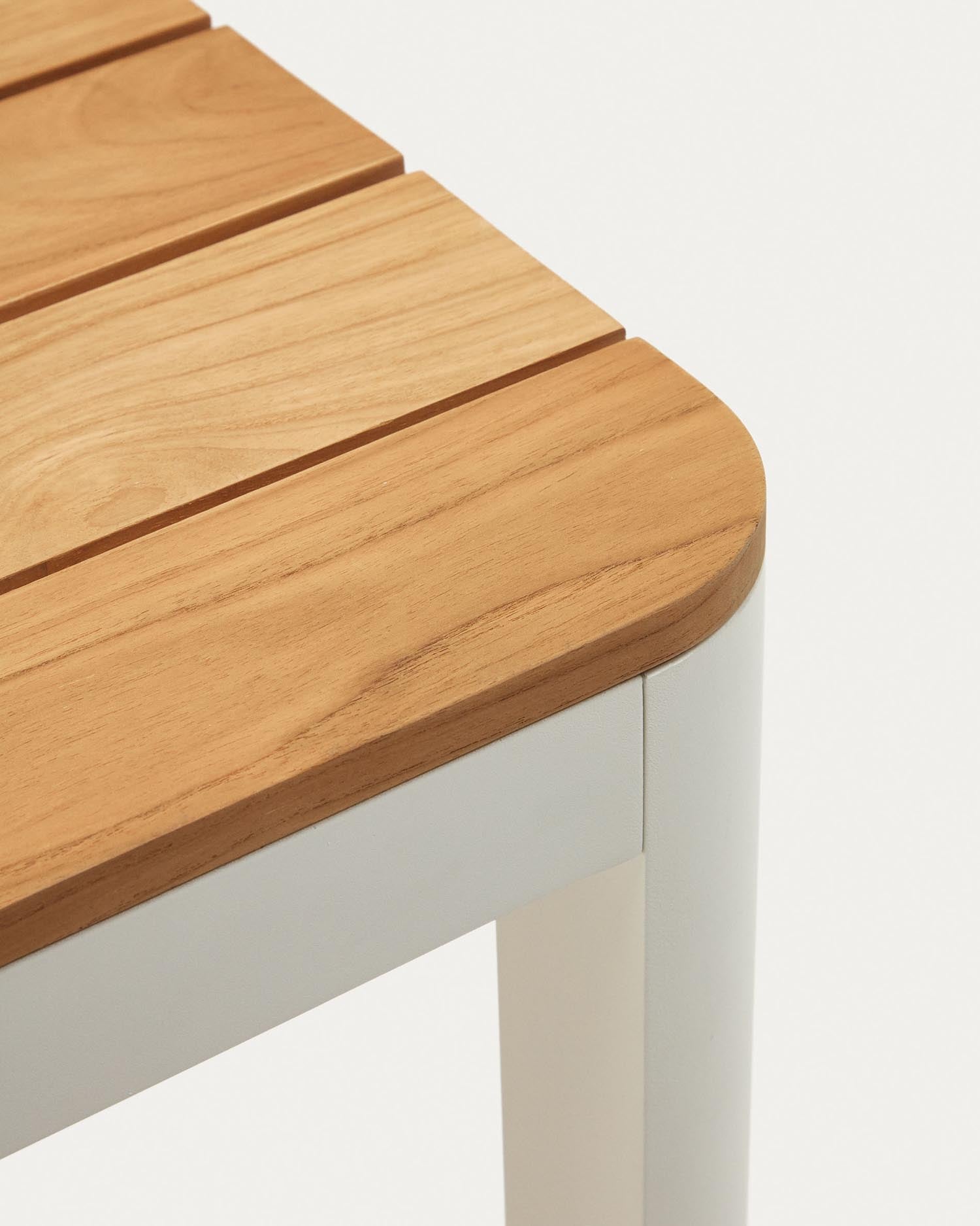 Stilvoller Bona Tisch von Kave Home: 200 x 100 cm aus massivem Teakholz und pflegeleichtem Aluminium in Weiss – ideal für deinen Aussenbereich.