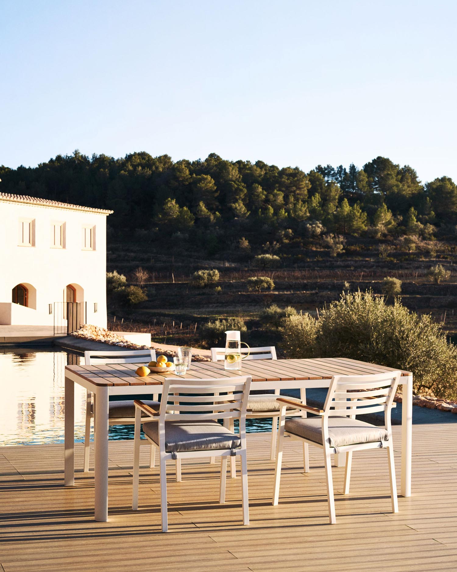 Bona Tisch von Kave Home: 160x90 cm, aus robustem Teakholz und elegantem Aluminium, perfekt für stilvolle Outdoor-Events.